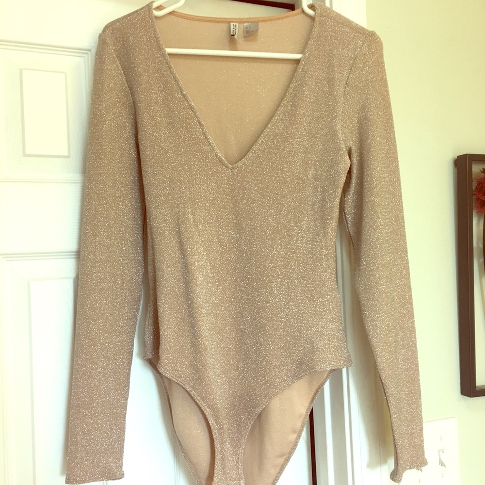 Long-sleeved Bodysuit with v-neck.